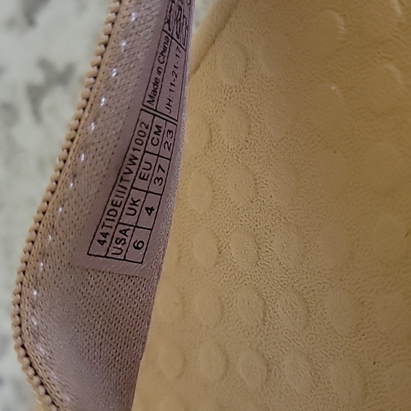 Vionic Flip-Flops - Picture 3 of 5